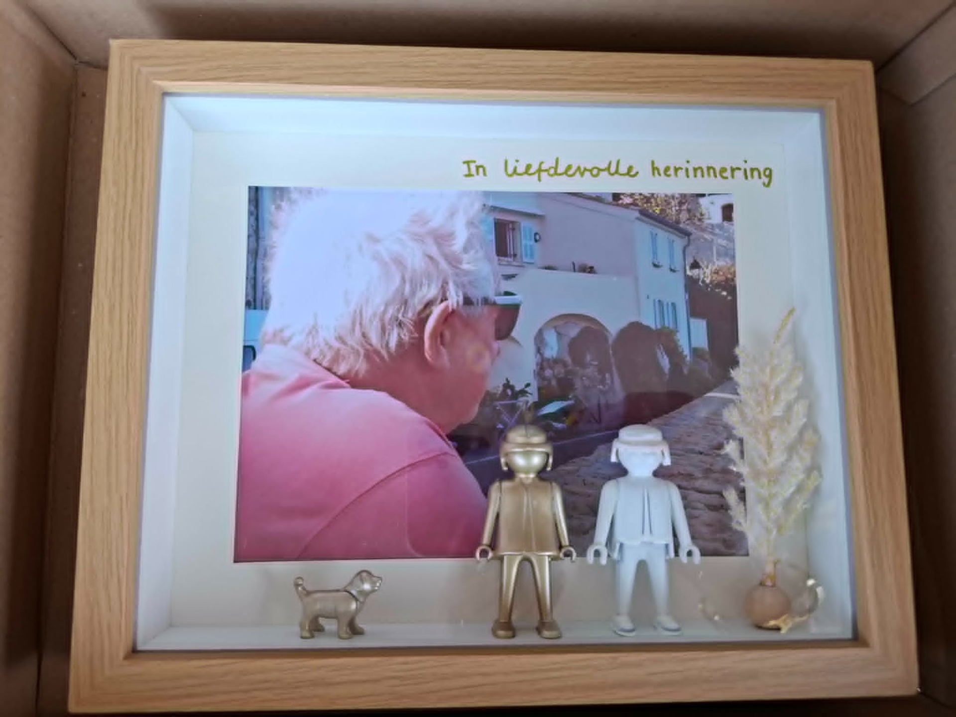 Herinneringsbox met foto van geliefde en het gezin uitgebeeld in playmobil.